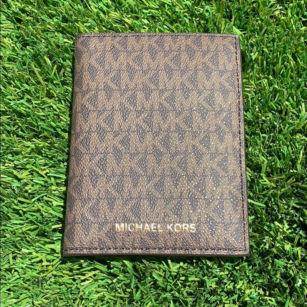 New in package Michael Kors Bedford travel wallet